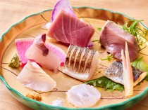 Shutei Hokura_Hokura's Assorted Sashimi Platter - It features seasonal fish that changes daily, allowing you to enjoy the richness and varied flavors brought out through aging.