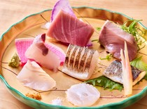 Shutei Hokura_"Homura's Sashimi Assortment" features seasonal fish that change daily and are aged to allow you to enjoy the differences in fat content and flavor.