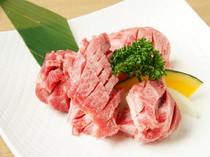 Hakuundai Grand Front Osaka Branch_Now this is yakiniku! Enjoy the true essence of Japanese BBQ in luxury with the "Backbone Dice Kalbi Ribs (100g) "