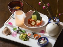 Ryoan Aritomi_"Seasonal Appetizer Platter" is a wide variety of dishes filled with seasonal deliciousness.