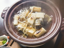 Ryoan Aritomi_"Soft-shelled turtle hotpot (round hotpot)" is an exquisite dish with soup that is full of the delicious flavor of soft-shelled turtle.