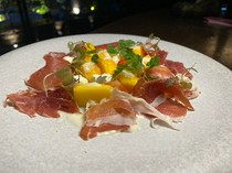 Charcoal grilled steak and wine obiobi_Mango, mozzarella, prosciutto