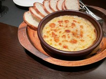 Charcoal grilled steak and wine obiobi_Four kinds of cheese gratin