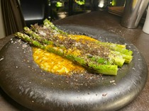 Charcoal grilled steak and wine obiobi_Charbroiled asparagus, soft-boiled egg and summer truffle