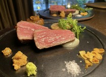 Charcoal grilled steak and wine obiobi_Charcoal-grilled Kobe beef steak