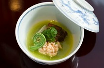 日日魚數寄　東木_色彩絢麗的“能登產大蘑菇和原木香菇”，無論是眼睛還是腳下都能享受到絢麗的色彩。