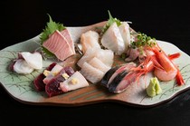 Ajiraku Yumeri_The majority of customers order the "Assorted 9 kinds of sashimi"