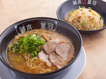 河童拉麵本舗　泉佐野店_拉麵店的黃金搭檔『半炒飯套餐』