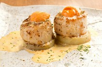 Teppanyaki Bian Shinagawa-Takanawa (former MADOy)_Large North Sea scallops topped with saltwater sea urchin