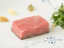 Aroma Fresca Nagoya_"Bistecca" medium rare, allowing you to fully enjoy the natural flavor of meat