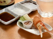  以自製螃蟹醋提升味覺。松葉蟹的蟹鉗 