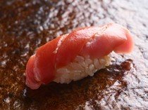 Sushi Hoshiyama_The balance between the vinegared rice and the topping is excellent. The classic topping that makes you want to eat it is tuna.