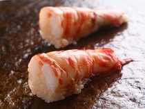 Sushi Hoshiyama_The large prawns are cut in half, preserving their plump texture. The restaurant's popular topping, "Prawn"