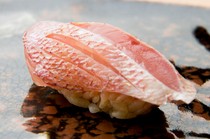 Sushi Yoshida_Kasugo young sea bream blending the sweet flavor of fish with the taste of kombu kelp