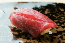 Sushi Yoshida_"Tuna nigiri" with soft, fluffy vinegared rice and sticky texture