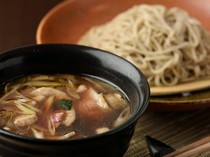  Kamo Seiro（河内鸭腰肉），每天手工制作荞麦面。 