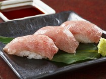 Gyu-sho Ogata_The delicious taste of the fat mixes with the rice in the exquisite "Seared Maezawa Beef Nigiri (3 pieces)"