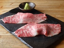 Kobe Aburi Bokujo Umeda Main Branch_"Grilled Japanese Black Beef Marbled Loin Sushi" brings out the best of the meat's flavor