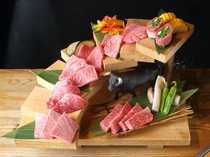 Kobe Aburi Bokujo Umeda Main Branch_Aburi Bokujo Stairs - High-quality meats like Kobe beef and Black Wagyu are elegantly arranged in a tiered presentation.