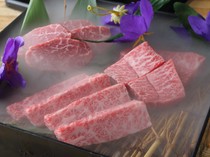 Kobe Aburi Bokujo Umeda Main Branch_Special Kobe Beef Treasure Chest - It has a glossy shine that exceeds the expectations of those who see it, and the flavor of the meat is concentrated.