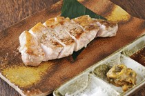 Kinosuke_"Charcoal-grilled steak Sagami Ayase pork set meal" is an irresistible dish that features the delicious flavor of the juicy fat of this brand pork.