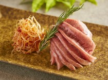  Thick-sliced tongue grilled in a bamboo basket 