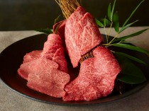  엄선 붉은 와규와 호르몬의 모듬 