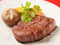  Choose from five different cuts of meat and three different amounts of meat. The exquisite "thick-cut steak" is cooked at low temperature. 