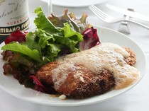 Trattoria & Pizzeria BEATO_Golden cutlets with the aroma of burnt butter will whet your appetite! "Veal Milanese Cutlets"