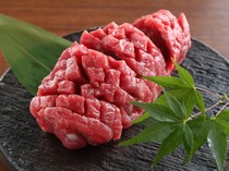 熟成內臟・山形牛 炭火燒肉 牛語_一旦品嚐便難以忘懷，口感極佳的稀有部位「山形牛腰內肉」，提供鹽燒和醬燒兩種風味