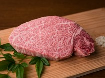 熟成內臟・山形牛 炭火燒肉 牛語_鹽和醬汁的“山形牛裡肌肉”，清淡而奢華，入口即化