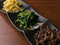 熟成內臟・山形牛 炭火燒肉 牛語_豆芽、菠菜、彈尾菜3種拼盤