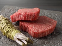 Sumibi Yakiniku KOMA GINZA_ [Fillet of Matsuzaka Beef] Explanation is not needed anymore for this renowned premium ingredient. Enjoy it like a steak, by grilling to your liking.