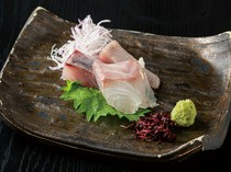 Sashimi aneka (tiga jenis) mulai dari 2.178 yen