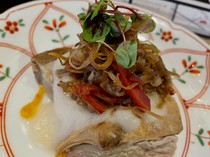 Daging babi Kyoto yang dimasak perlahan dengan miso lobak dan akar burdock.