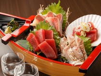 Miyagi-no-Sakedokoro Torikichi_[Sashimi Boat] A platter with recommended seafood of the day.