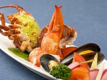 Restaurant Shin_[Fricassee with Grilled Half Omar Shrimp and Live Mussels from Canada] with a condensed savory taste of seafood.