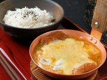 喝鈍_融化的起司和雞蛋讓人無法抗拒的“起司炸豬排丼（Katsudon S+Cheese）”