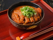 喝鈍_加入了和風高湯的絕品咖哩『咖哩炸豬排蓋飯／炸豬排1枚、和風咖哩炸豬排（辣味）』