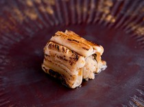 Jukusei-zushi Koshiro_The "Conger eel" is made with broth extracted from the bones of the conger eel and is completed with a coat of added tsume.