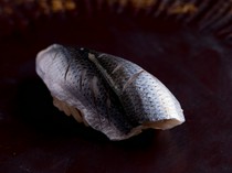 Jukusei-zushi Koshiro_"Gizzard shad" made with beautiful Ariake fish and perfectly seasoned