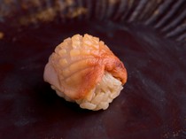 Jukusei-zushi Koshiro_"Ark shell" arranged into a cute temari sushi with decorative knife cuts.