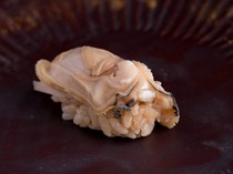 Jukusei-zushi Koshiro_"Nibama" is a superb clam sauce made from clam broth that enhances the flavor of the plump clam meat.