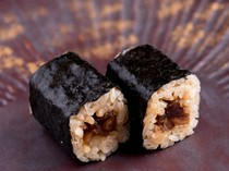 Jukusei-zushi Koshiro_The thick Ariake nori seaweed and red rice go perfectly together in the "Kanpyo Roll"