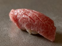 Sushi Gotoku_Chutoro, local bluefin tuna selected for its aroma and texture