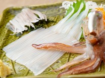 Hakodate Kaisen Izakaya Yan-shugyoba Nidaime Shoueimaru_Live Squid Sashimi - The chef's knife skills are brilliant.