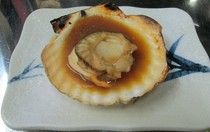 Hakodate Kaisen Izakaya Yan-shugyoba Nidaime Shoueimaru_Grilled live scallops