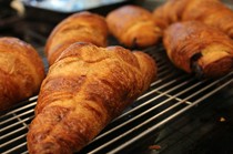 restaurant Artisan_Freshly baked croissants