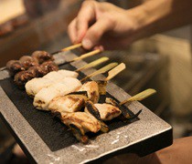 Yakitori Miyagawa Yotsuya branch_[Five Assorted Yakitori (chicken skewers)] Grilled with Binchotan charcoal. Enjoy the taste of our old-established restaurant.