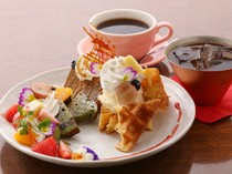 19HITOYASUMI Nanto A-MIEUX branch_[Tonamino Blueberry Waffle Sundae & Drink Set (full-size)] Enjoy the waffle crispy outside and chewy inside. 